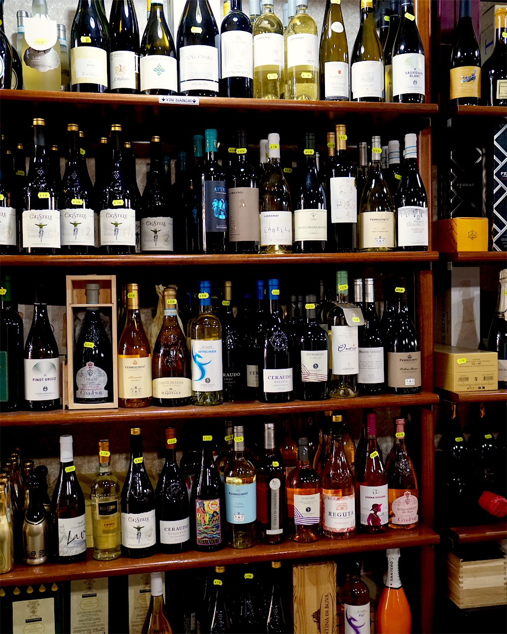 La parete dei vini calabresi e italiani
