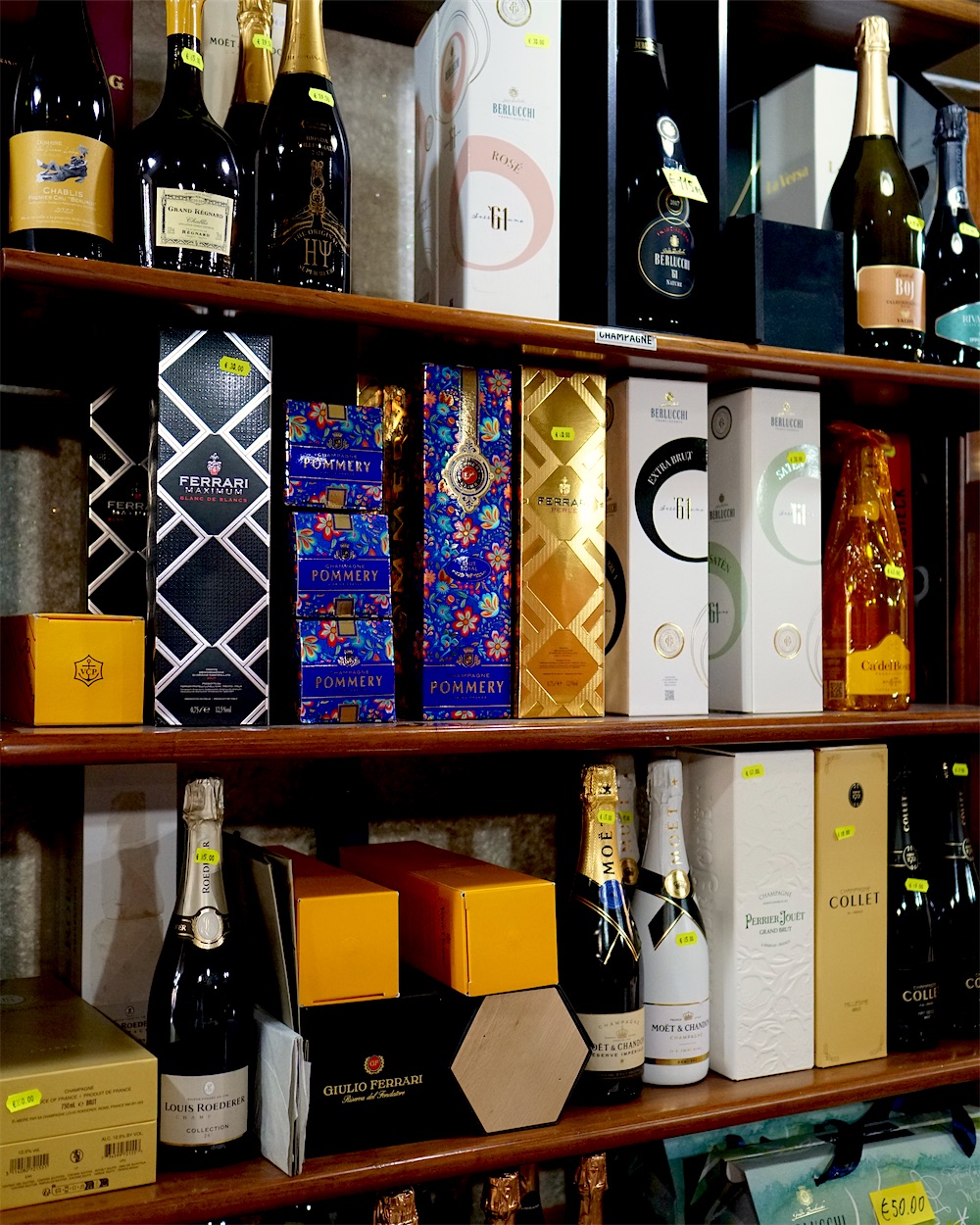 Bollicine e champagne in enoteca
