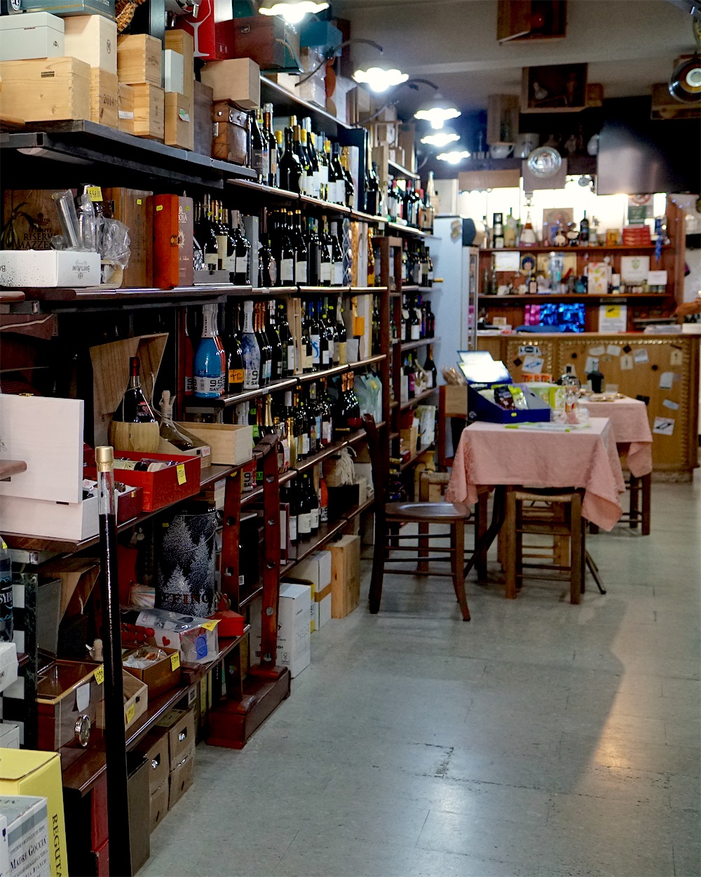 Il corridoio dell'enoteca con i tavoli per le degustazioni